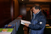 孫堯東書記現(xiàn)場指導,審閱示范性就業(yè)中心評建材料