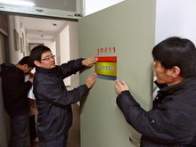 領導為黨員宿舍掛牌 領導為黨員宿舍掛牌